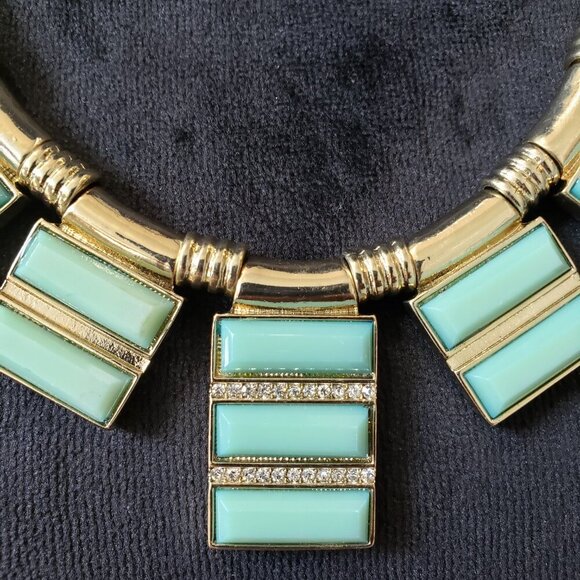 Womens Green Acrylic Gold Tone Bib Chain Statement Necklace with Lobster Clasp - Picture 3 of 7